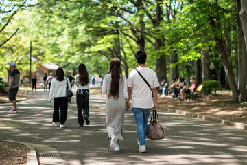 Fototapeta premium 公園でデートするカップル
