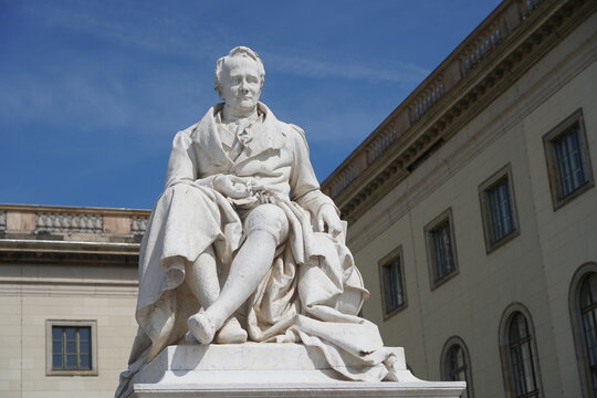 Denkmal f&uuml;r Alexander von Humboldt an der Humboldt-Universit&auml;t in Berlin am 04.05.2023