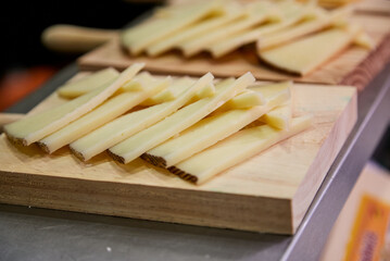 quesos, tabla de quesos, queso duro, roquefort, queso feta, comida, entrada, picada
