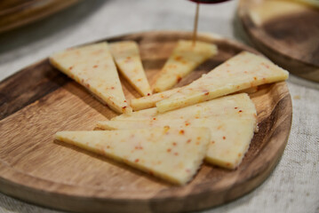 quesos, tabla de quesos, queso duro, roquefort, queso feta, comida, entrada, picada