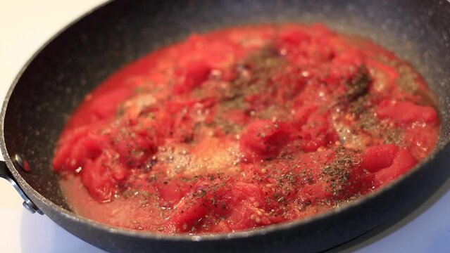 pr&eacute;paration d'une sauce tomate italienne