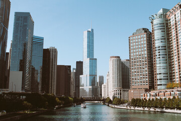 Fototapeta na wymiar skyscrapers and river in downtown chicago