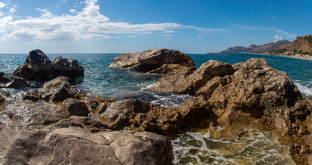 Vista panoramica sul mare sulle Costa rocciosa Fondaco del Prete, forza d'agrò