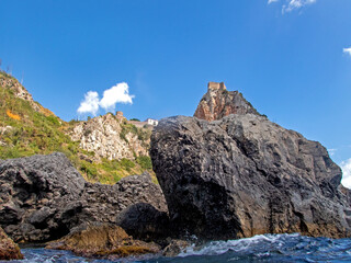 Rupe di Sant'Alessio Siculo vista da Fondaco del Prete