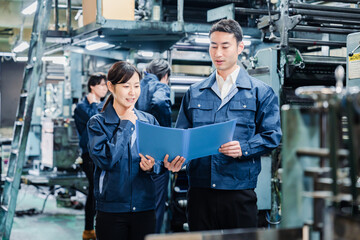 工場で生産計画を確認する労働者