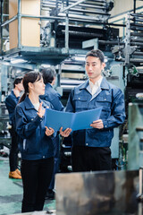 工場で生産計画を確認する労働者