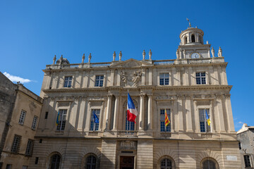 Fototapeta na wymiar façade de la mairie de la ville d'Arles, sous-préfecture du département des Bouches-du-Rhône (France)