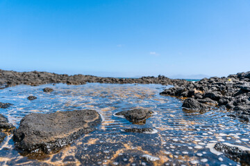 Pequeño lago natural entre rocas