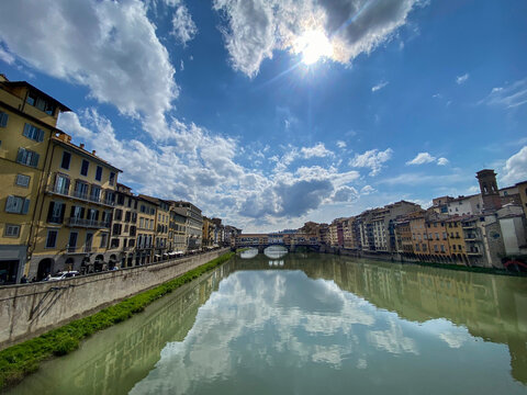vista dal fiume Arno di ponte vecchio e di una porzione di Firenze