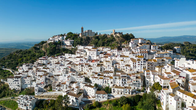 vista del bonito pueblo blanco de Casares en la provincia de M&aacute;laga, Espa&ntilde;a