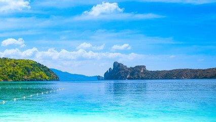 Obraz na płótnie Canvas Beautiful landscape of the Indian Ocean coast with a sandy beach on the Phi Phi island