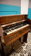 Fototapeta na wymiar An old piano in the room 