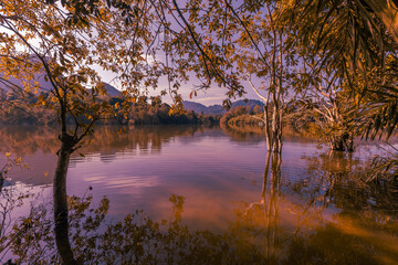 Obraz premium The natural background of the beautiful twilight sky, the surrounding atmosphere (trees, rivers, mountains) is a beautiful view of the journey, the view point.