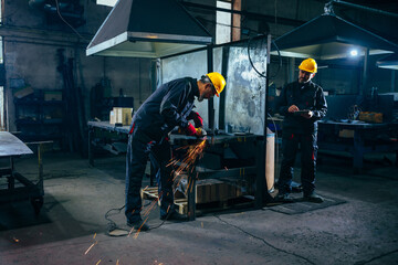 Obraz na płótnie Canvas Supervisor observing metal worker.