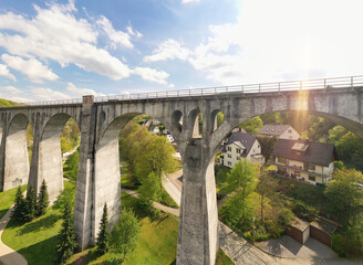 Das Viadukt ist ein Wahrzeichen der Gemeinde Willingen Upland. Eine Drohne erstellte dieses...