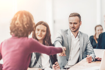 Obraz premium young businessman shaking hands with his business partner