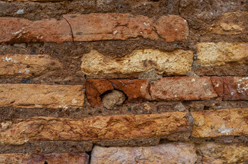 imagen detalle textura pared de ladrillos en mal estado, con grietas, y las juntas de cemento 