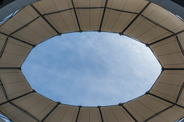 Obraz premium Bottom view of the building's tarpaulin roof. Sky view from building roof