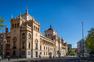 Fototapeta na wymiar ciudad mediana en España en la hore bruja con edificios antiguos