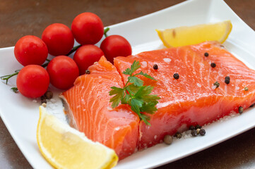 Salmon steak with tomatoes, lemon and spices