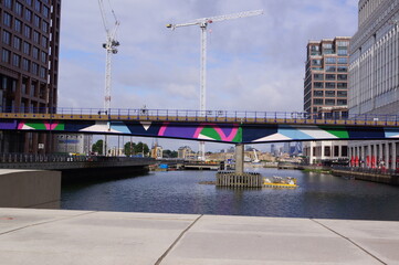 London, UK: bridge of the DLR (Docklands Light Railway) crossing Middle Dock in Canary Wharf, Tower...