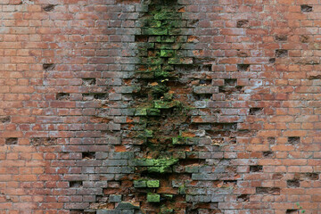 Stary zniszczony mur z czerwonych cegieł