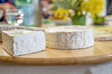 plateau de fromage avec camembert, brie et bleu