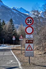 Schelleberg, Moncucco, Radweg, Schilderwald, Schilder, Verkehrszeichen, Geschwindigkeitsbegrenzung,...