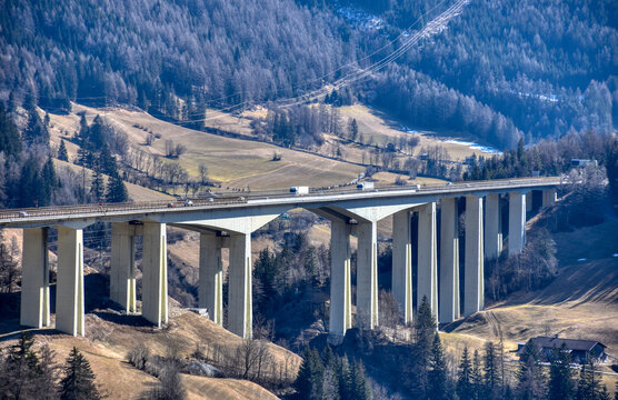 Brenner, S&uuml;dtirol, Brennerautobahn, Autobahn, Wipptal, Eisack, Br&uuml;cke, Br&uuml;ckenpfeiler, Autobahnbr&uuml;cke, S&uuml;dtirol, Italien, Verkehr, Transit, Hauptverkehrsroute, Pass, Brennerpass, Alpentransit, Wichtig