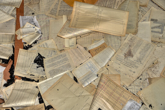 Lost Place, Bahnhof, Papier, verstreut, Dokumente, Unterlagen, Buch, B&uuml;cher, vergessen, Information, Boden, bedeckt, unordentlich, Unordnung, Verw&uuml;stung, verw&uuml;stet, B&uuml;ro, Betriebsgeb&auml;ude, Italien, Ver