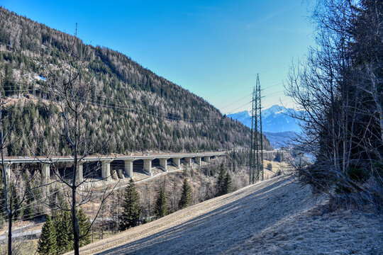 Brenner, S&uuml;dtirol, Brennerautobahn, Autobahn, Wipptal, Eisack, Br&uuml;cke, Br&uuml;ckenpfeiler, Autobahnbr&uuml;cke, S&uuml;dtirol, Italien, Verkehr, Transit, Hauptverkehrsroute, Pass, Brennerpass, Alpentransit, Wichtig