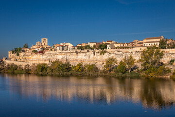 Fototapeta na wymiar Beautiful panoramic view of Zamora cityscape during Autumn season, from the other side of the Douro River, in Spain.