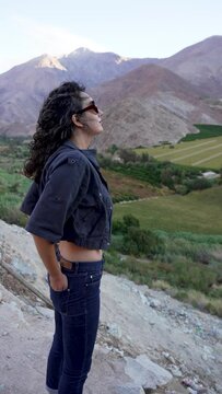 retrato de perfil mujer parada relajada en un mirador observando el paisaje en Paihuano Valle del Elqui