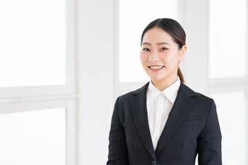 笑顔の女性　ビジネス