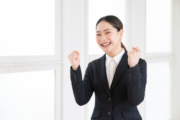 笑顔の女性　ビジネス