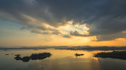 Obraz premium aerial view amazing sky above the lake in sunset at Pompee view point Kanchanaburi Thailand..Imagine a fantasy bright sky at sunset..Gradient color. Sky texture, abstract nature background.