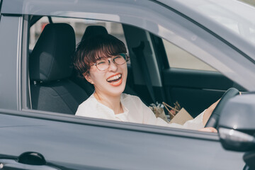 Woman driving with a smile　楽しそうに運転する女性