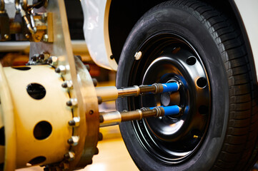 Screwing car wheel with automatic multi-axial spanner wrench