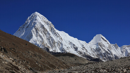 Fototapeta premium Majestic Mount Pumo Ri, Nepal.