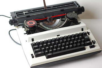 white typewriter with no lid