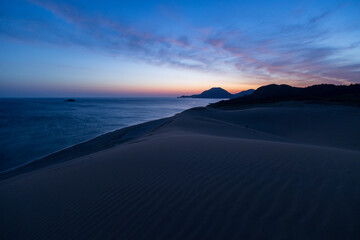 Fototapeta na wymiar 日本の鳥取県の鳥取砂丘の日の出