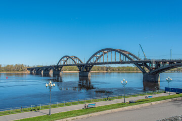Obraz premium Bridge across the Volga river in town of Rybinsk, Russia.