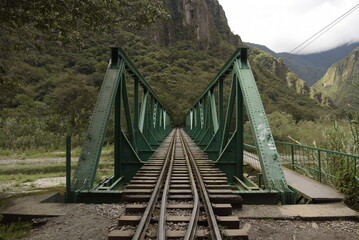 puente de camino aguas calientes en machu picchu