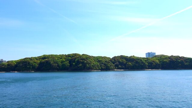 瀬戸内海に面した広島市と宇品島の風景を船から移動撮影  パンショット 4K  2023年4月23日