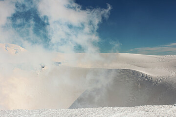 Cratera do vulcão Villarrica,coberto de nove, no inverno,  sul do chile,  © MarioSergio