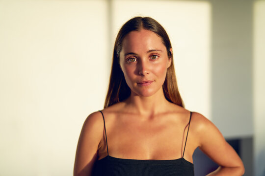 retrato de cabeza  bella joven mujer caucasica en un estudio de yoga con luz del atardecer