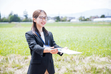 business woman getting autograph　サインをもらうビジネスウーマン