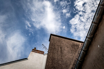 Maisons de ville vues en perspective sur fond de ciel
