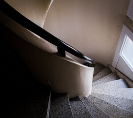 Escalier en colimaçon dans bâtiment des années 70