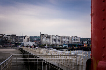 La ville de Boulogne sur Mer et son port, vue depuis le bout de la jetée